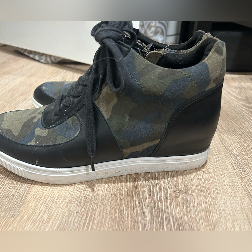Blondo Waterproof Camo & Leather Sneakers - Picture 5 of 11